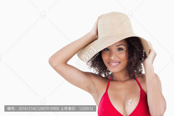 戴著草帽的微笑的女人