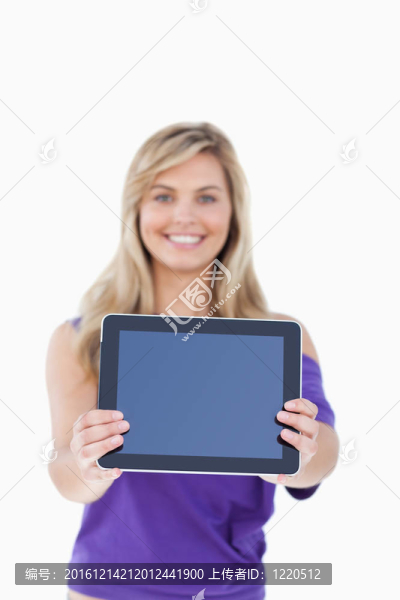由一個金發(fā)女人舉行的平板電腦