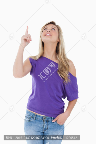 和平的年輕女子抬起手指