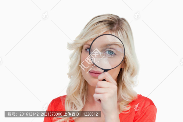 透過(guò)放大鏡看的金發(fā)女人