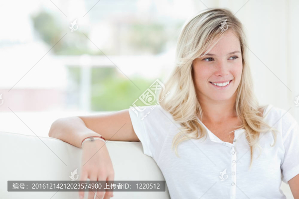 一個(gè)面帶微笑的女人坐在旁邊