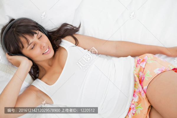 在一個(gè)美麗的學(xué)生高看睡衣