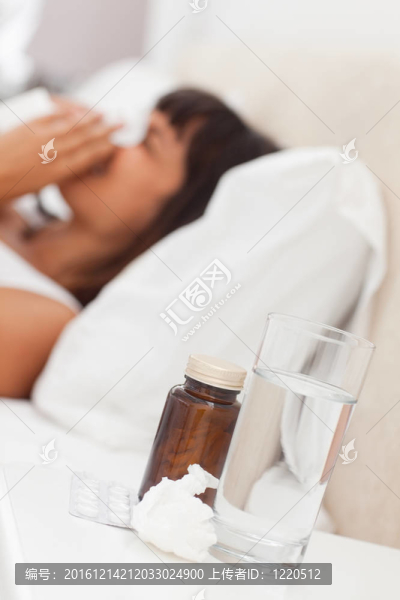 桌旁有水的藥品