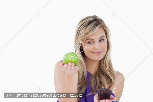 和平的金發(fā)女人抱著一個(gè)青蘋果和一塊松餅