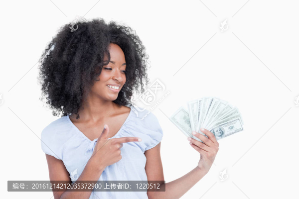 卷發(fā)的女人閉上眼睛，同時(shí)用手指指著扇子上的鈔票