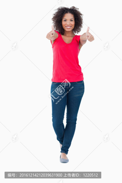 微笑的女人豎起大拇指滿意