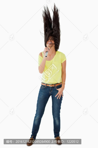 年輕的拉丁女人一邊搖頭一邊唱歌