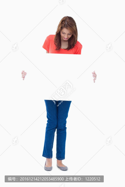 少年歪著頭向前看著空白的郵政