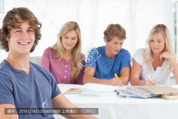 坐在他朋友面前的一個微笑的男人