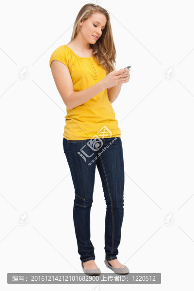 漂亮的金發(fā)女人用手機(jī)