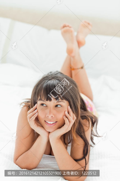 美麗的年輕女人躺在床上