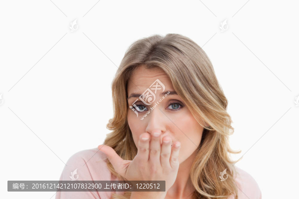 年輕金發(fā)女郎送飛吻