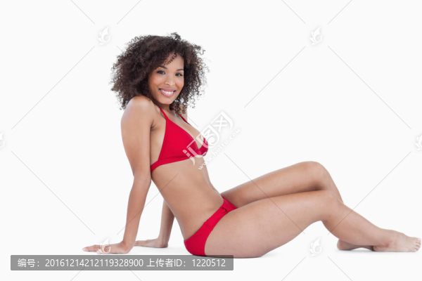 微笑的黑發(fā)女人坐在一邊看著鏡頭