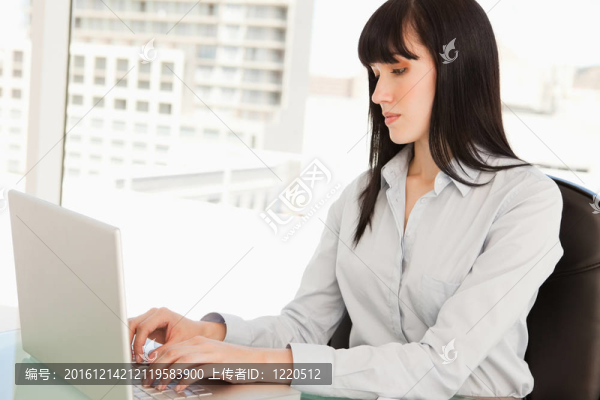 一個女人在她的筆記本上打字