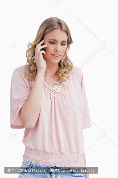 年輕的金發(fā)女人在用手機(jī)說話