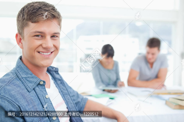 聚焦在一個(gè)男學(xué)生與他的朋友在背景