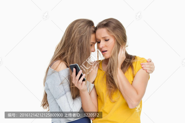 不安的年輕女人找她的手機安慰她的朋友