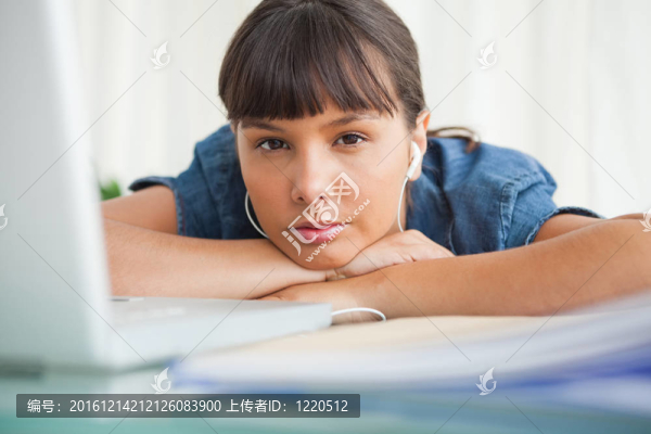 一個(gè)疲憊學(xué)生的肖像