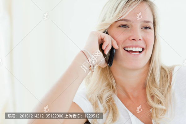 一個女人站在一邊看著她一邊看一邊笑