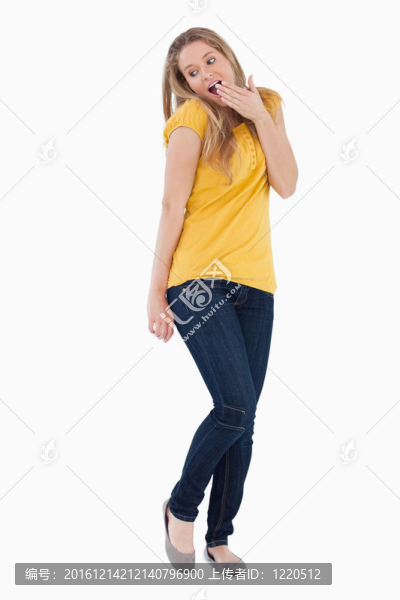 驚訝的年輕女子把手放在她面前