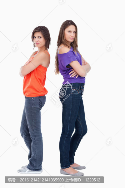 十幾歲的女孩背著背穿著便服