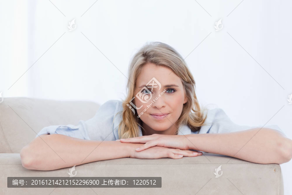 一個正在休息的婦女正在看照相機