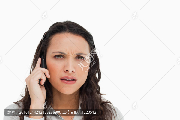 打電話時(shí)一個(gè)黑色的扭曲的肖像