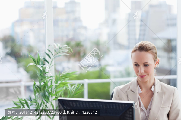 在電腦上工作的婦女