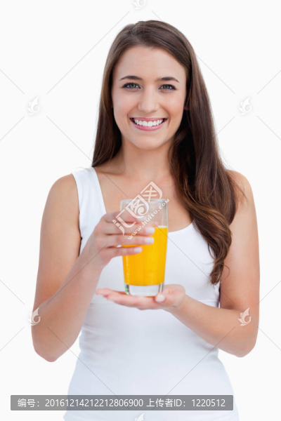 微笑的女人拿著一杯橙汁