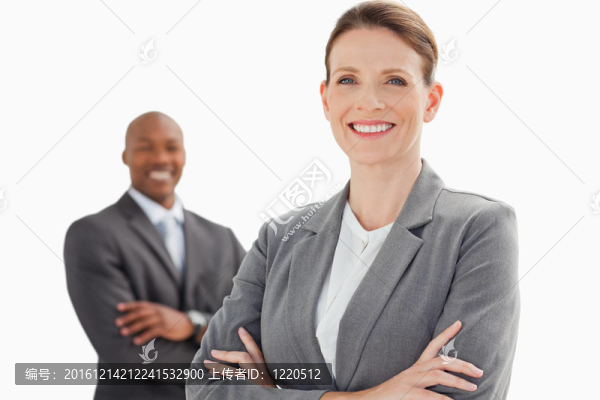 微笑的女商人和人雙臂交叉