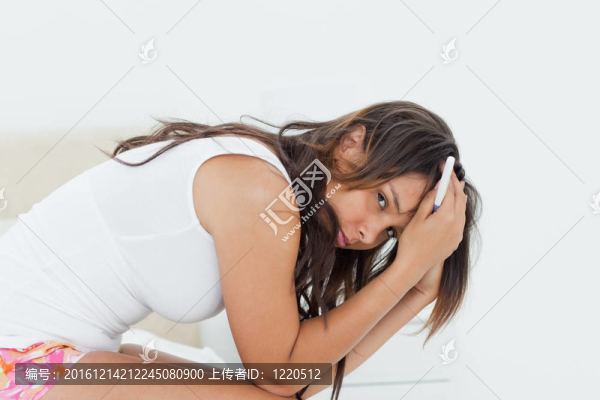 抱著懷孕考驗的傷心少婦