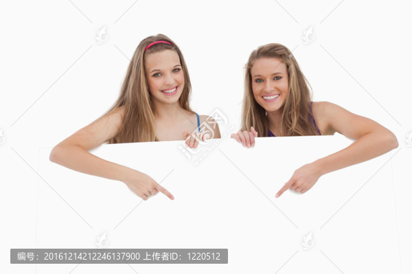 年輕婦女手持肖像，指著一個(gè)空白的跡象