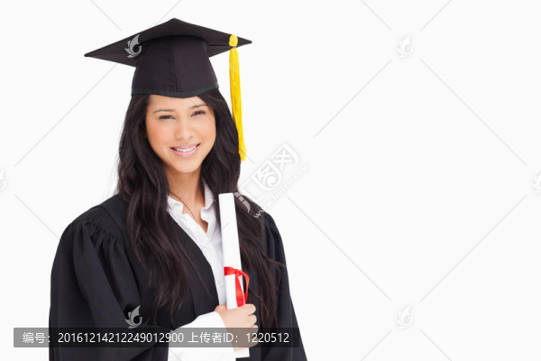 一個女人站在一邊，她的程度