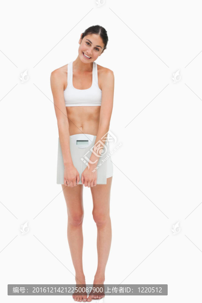 苗條的年輕女子拿著秤