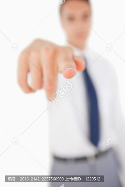 一個(gè)男人指著他前面
