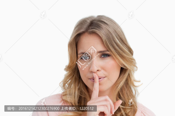 嚴(yán)肅的年輕女子要求沉默