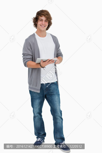 男學(xué)生一邊拿著觸摸墊一邊擺姿勢(shì)