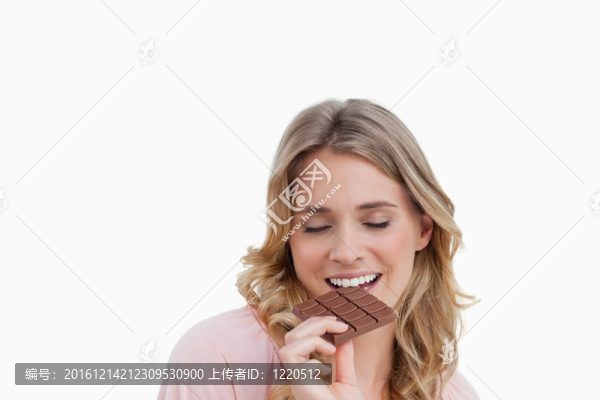 年輕女子吃了美味的巧克力