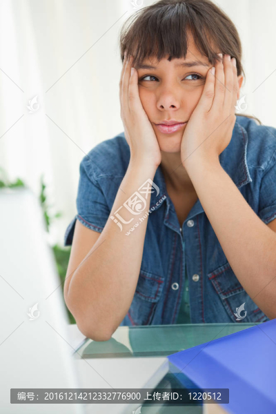 女大學(xué)生無聊的仰視