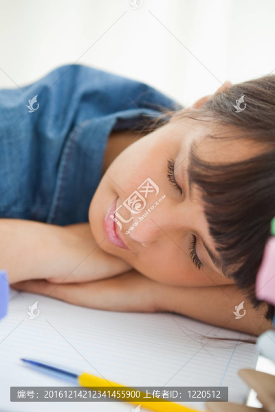 一個(gè)女學(xué)生在她的書中睡著了