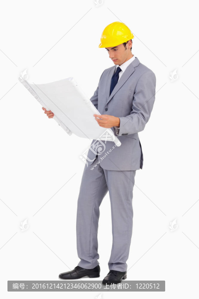 穿著安全帽的人在看計(jì)劃