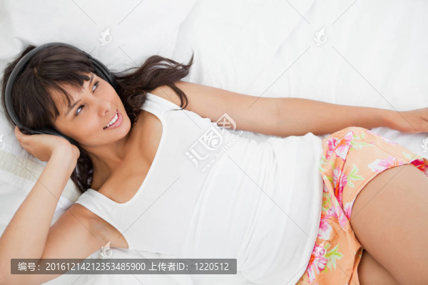 在一個有吸引力的學生高看睡衣