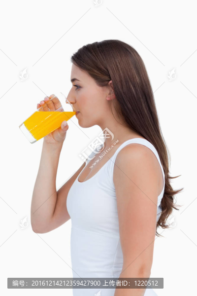 一個有吸引力的女人喝橙汁側(cè)視圖