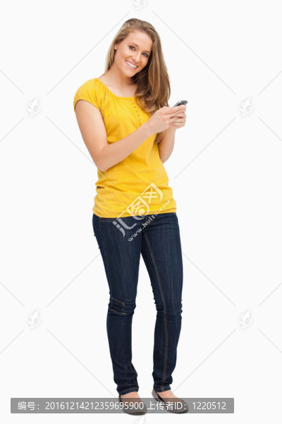迷人的金發(fā)女子一邊用手機(jī)一邊擺姿勢