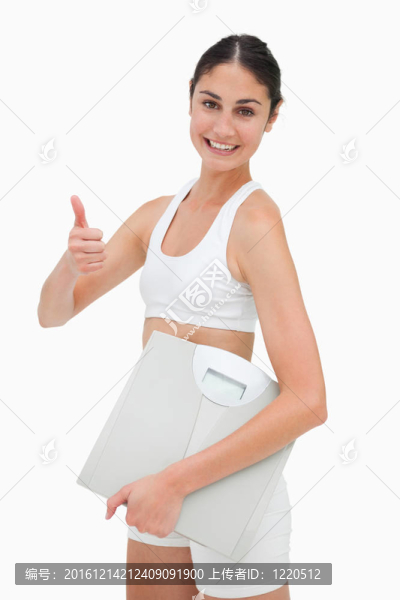 一個苗條的年輕女子舉著拇指的音階