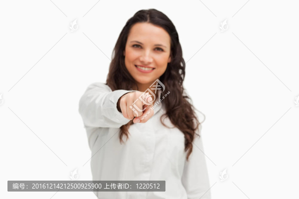 一個微笑的女指著畫像