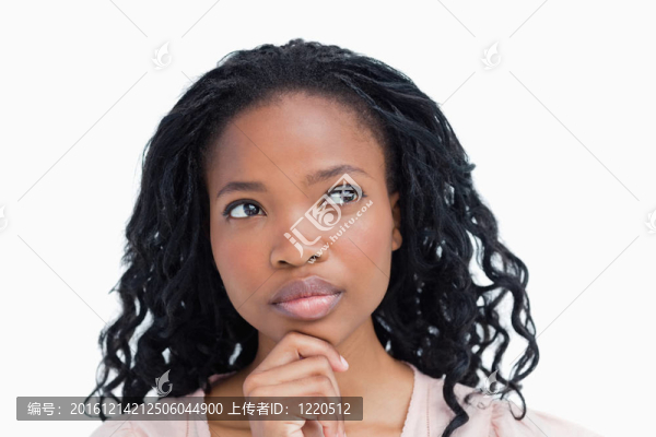 一個正在思考的年輕女人的頭部鏡頭