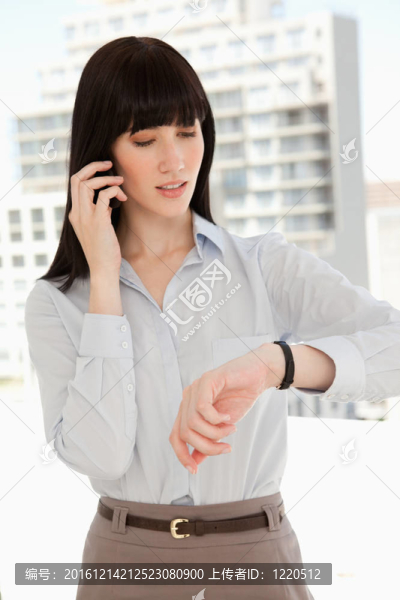 女人在檢查時間的時候打了個電話