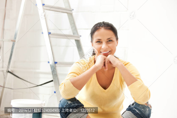 可愛的主婦做修理工作