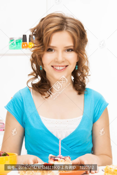 可愛(ài)的家庭主婦蛋糕和蠟燭